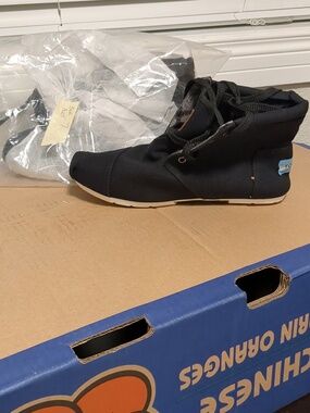 NWat TOMS wom ns black ankle booties